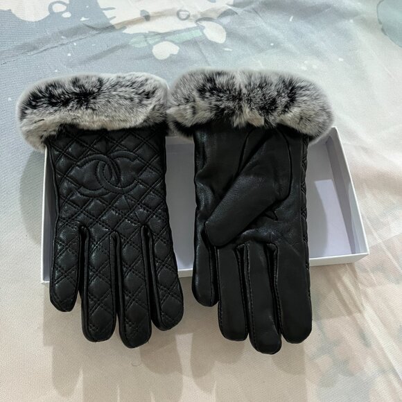 Chanel Quilted Lambskin And Rabbit Fur Trim Gloves - Picture 5 of 7